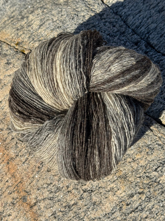 flerfarget merinoull, hespe på svaberg