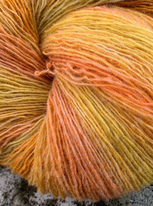 Flerfarget merinoull, gul, orange fargeoverganger, nærbilde, tråden
