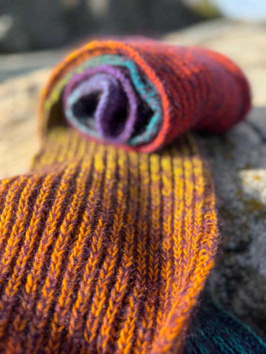 Fargespill skjerf i naturen, høstfarger