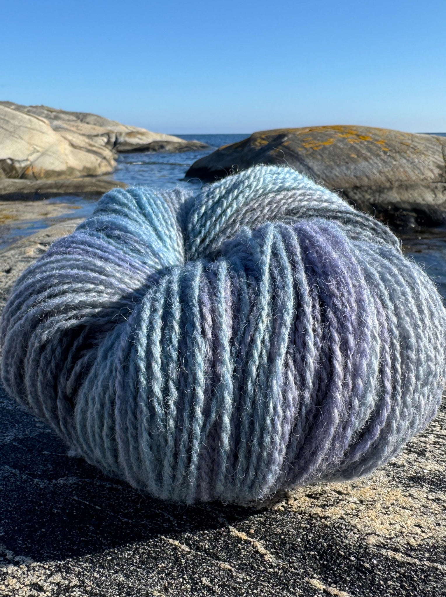 Flerfarget merino ull 6/2, blågrå farger på svaberg på Stangnes i Kragerø