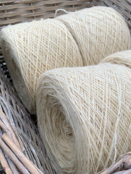 Ullgarn 6/1, naturlig hvit