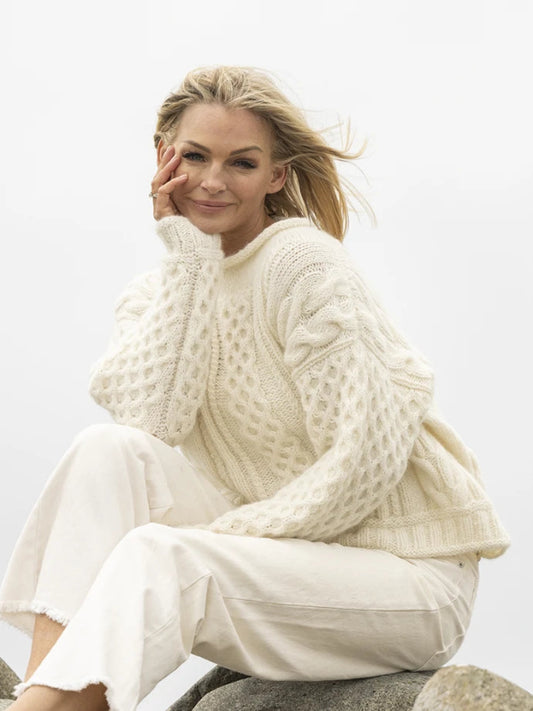 Kathrine Sørland i Jærbu genser, strikket i alpaca bris, farge hvit 