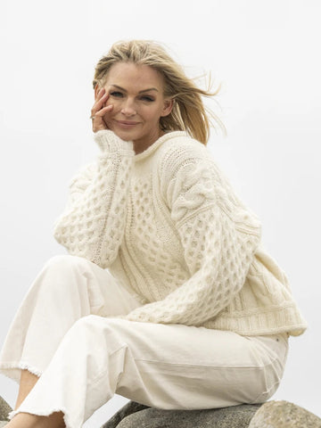 Kathrine Sørland i Jærbu genser, strikket i alpaca bris, farge hvit 