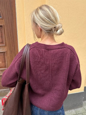 Scarlet cardigan, PetiteKnitt, double sunday, farge 4372, burgunder