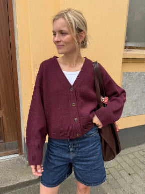 PetiteKnitt Scarlet cardigan i double suday, farge 4372 burgunder 