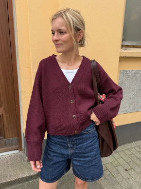 PetiteKnitt Scarlet cardigan i double suday, farge 4372 burgunder 