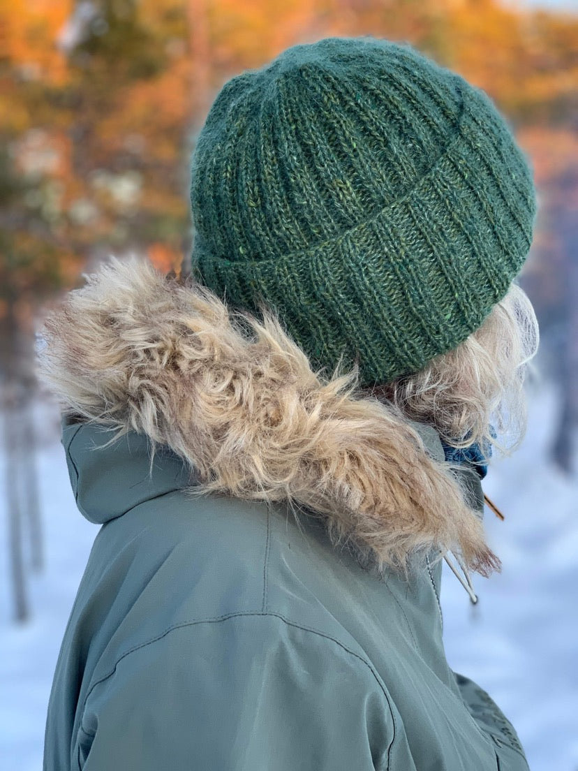 enkel lue, grønn, i bruk, isager tweed og tynn silk mohair