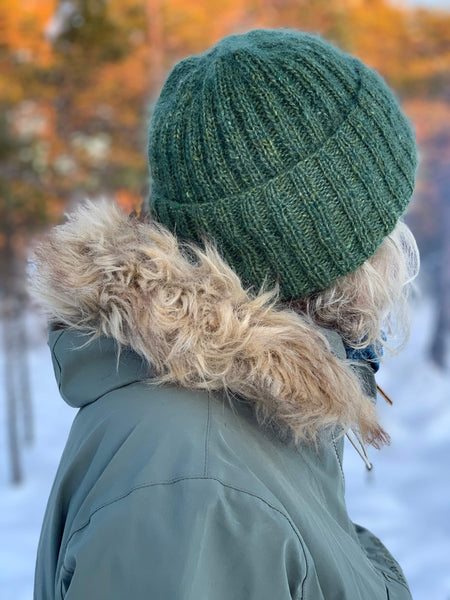 enkel lue, grønn, i bruk, isager tweed og tynn silk mohair