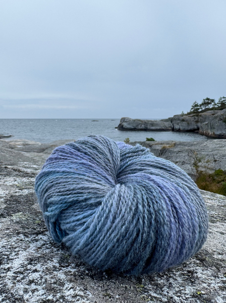 Flerfarget merino ull i to tråder, hespe i narturen