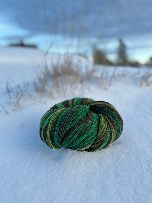 flerfarget ull, hespe i grønne nianser, garn i naturen