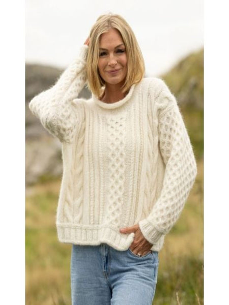Kathrine Sørland i Jærbu genser, strikket i alpaca bris, farge hvit 
