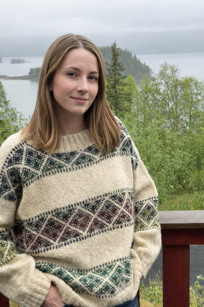 naturhvit ubehandlet ull i genser sammen med flerfarget ull