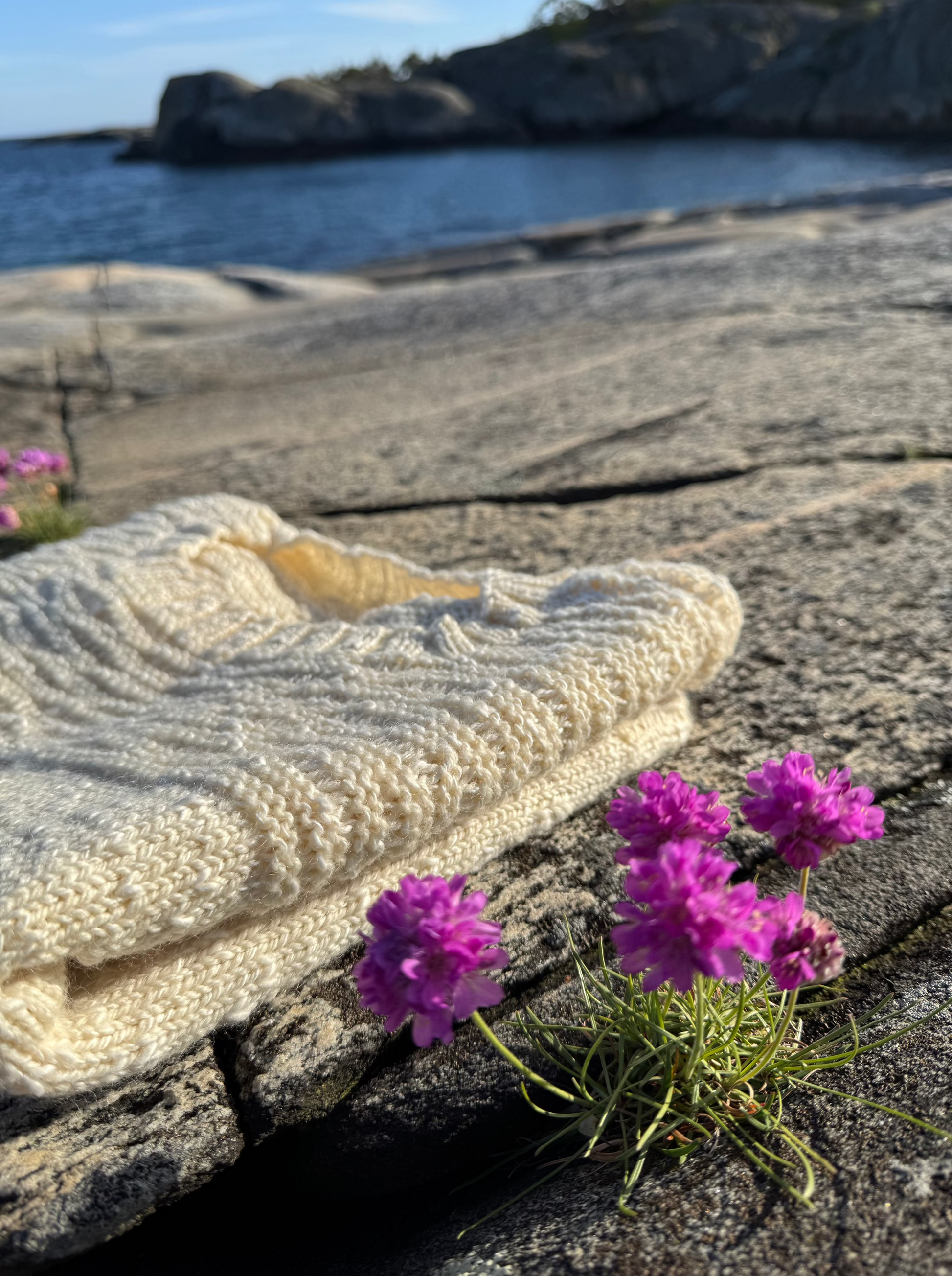 sommertopp med hullmønster