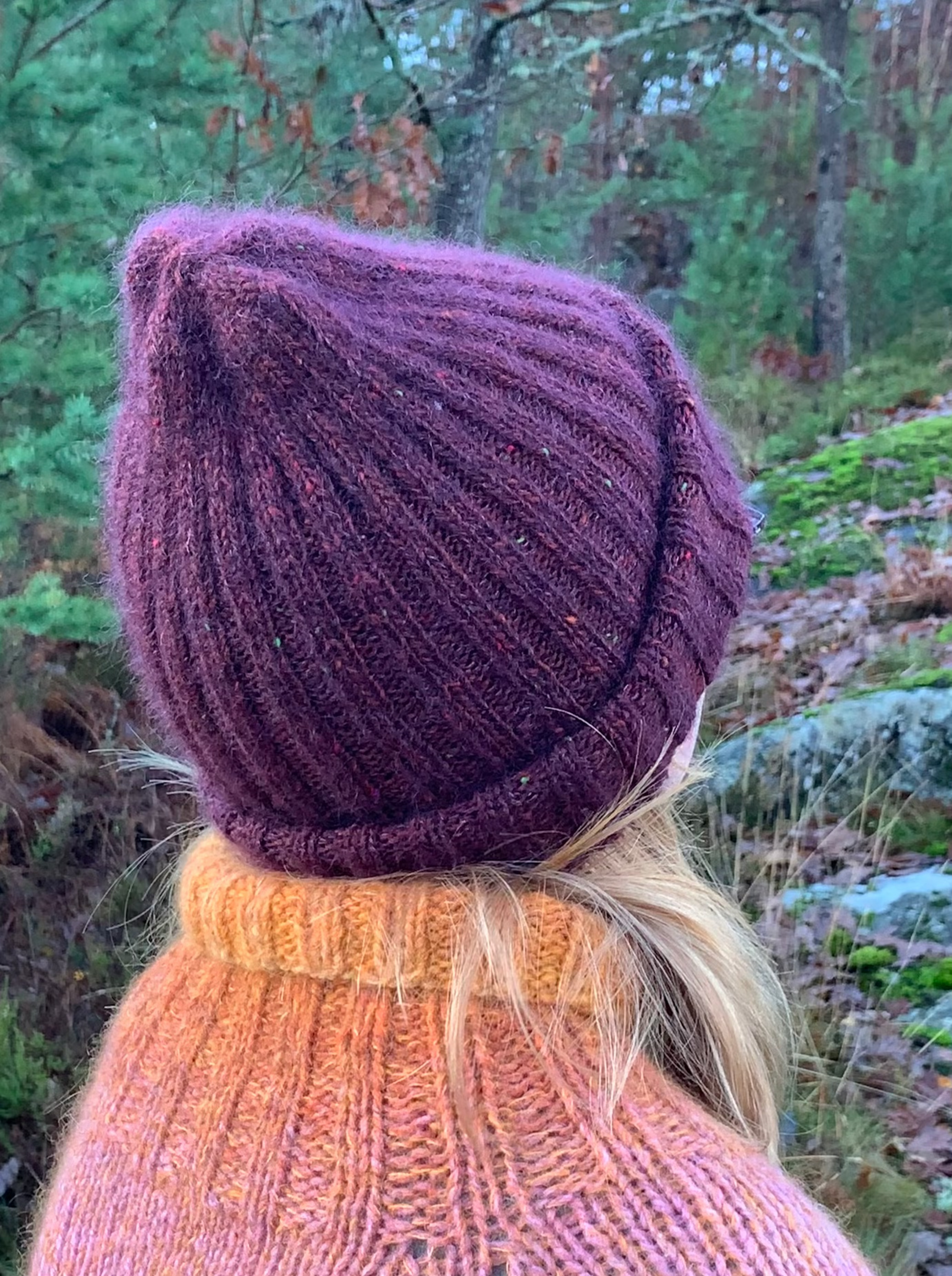 Enkel lue, oppskrift pdf, strikket i isager tweed og kid silk, farge høst og burgunder, strikkepinner 3,5 mm