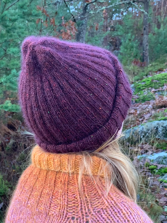 Enkel lue, oppskrift pdf, strikket i isager tweed og kid silk, farge høst og burgunder, strikkepinner 3,5 mm