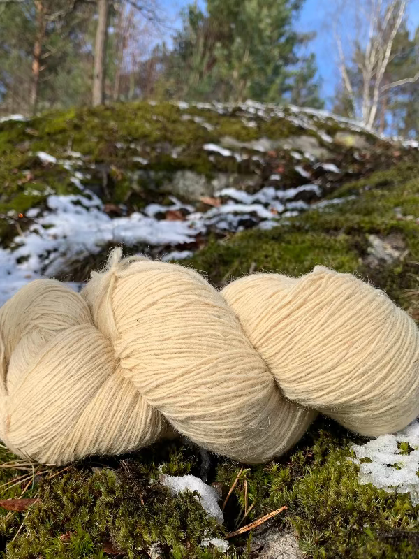tynn naturhvit ull, hespe til farging og strikking