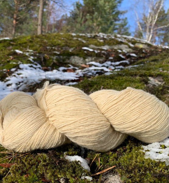 tynn naturhvit ull, hespe til farging og strikking